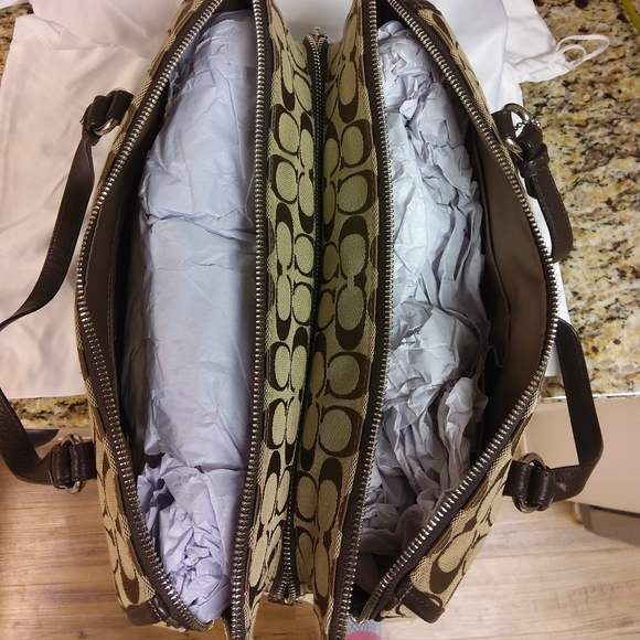 Large Coach handbag - Picture 3 of 4